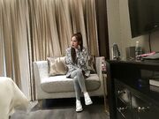 高马尾网红外围美女 牛仔裤修长美腿 小伙很满意 拔下内衣一顿亲 拨开内裤舔小穴