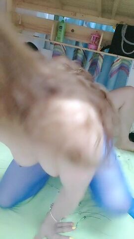 轻熟女跟小哥让小哥一边舔逼一边草穴搞淫水十足