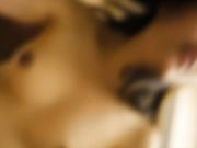 某地三线小嫩模和摄影师激情啪啪 呻吟大叫 爽的说：你戳到我的那个点了