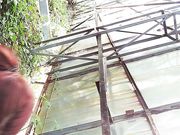 真大胆四眼仔和漂亮空姐制服美女大白天在绿化带广告牌后面啪啪口爆吞精1080P高清