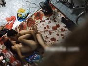 冒险俯视偷拍凌乱出租房年轻小情侣激情啪啪啪体位变换多肏的速度快很猛