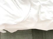 粉嫩少女蹲立口交鸡巴蛋蛋嗦弄呻吟高潮