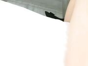 苗条妹子拨开内裤舔逼跪地口交特写抽插快速猛操