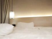 苗条妹子沙发舌吻调情坐在身上张开双腿摸逼