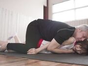 被中年顾问侵犯的汗流浃背的俱乐部女孩 小野琴弓1