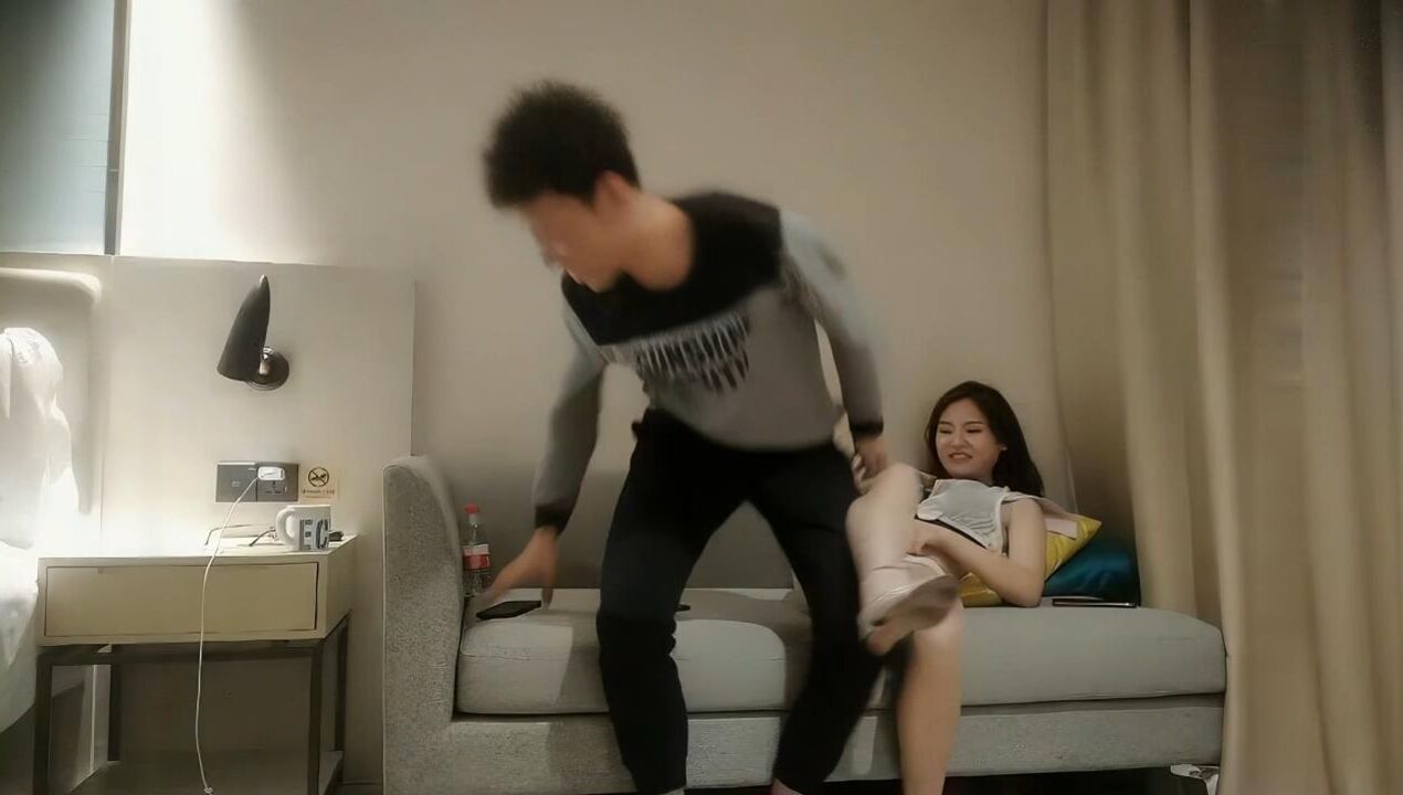 太子探花鸭哥代班约了个黑裙少妇沙发上骑坐