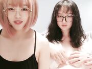 眼镜哥双飞两个粉嫩萌妹子 全程露脸激情大秀 让他们一起舔鸡巴亲小嘴