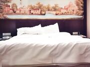 约了个绿衣高颜值妹子啪啪坐在身上摸奶舔弄