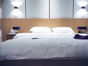 紫裙鸭舌帽妹子沙发舌吻舔弄后入抽插