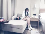 大长腿短裙妹子开档黑丝翘起掰穴