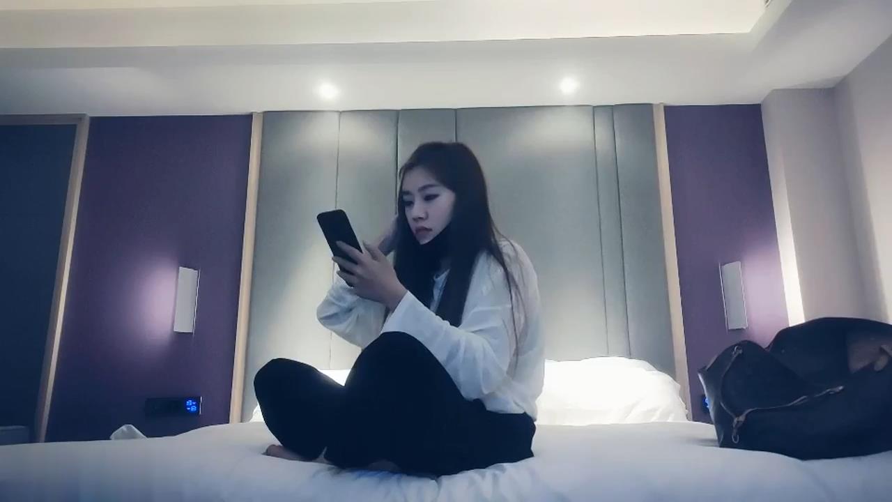 赵总寻花长相甜美小姐姐口交抬起双腿打桩机