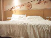 深夜再约珠宝女怼着骚穴猛操侧入骑乘