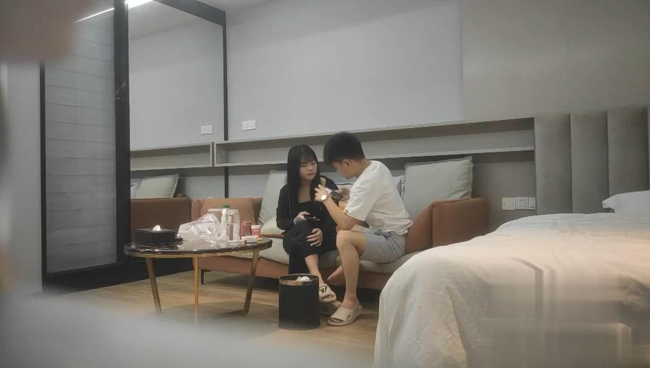 18岁反差婊闺蜜操逼猛哥肉感小妞骑坐后入爆操