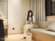 西装妹子脱掉外套舌吻深喉口交抬起大长腿抽插