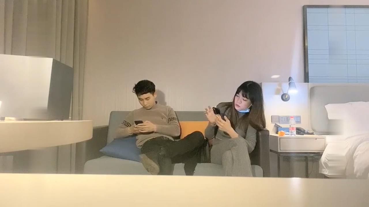 约操风骚小少妇黑丝高跟诱惑粉嫩大胸尽情玩弄