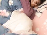 睡觉中的妹妹被窝里拉起来激情3P怼着小穴猛操