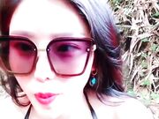 眼镜少妇户外野战大鸡巴站立侧入疯狂抽插