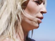 晨练时露出一对天然巨乳诱惑帅哥用大硬屌暴操多毛粉鲍到臀射的金发骚妇