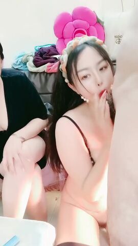 浓妆大眼骚货丰满巨乳抓住男主的屌就爱不释手