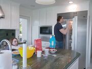 用肉体安慰好友的弟弟 Madi Collins