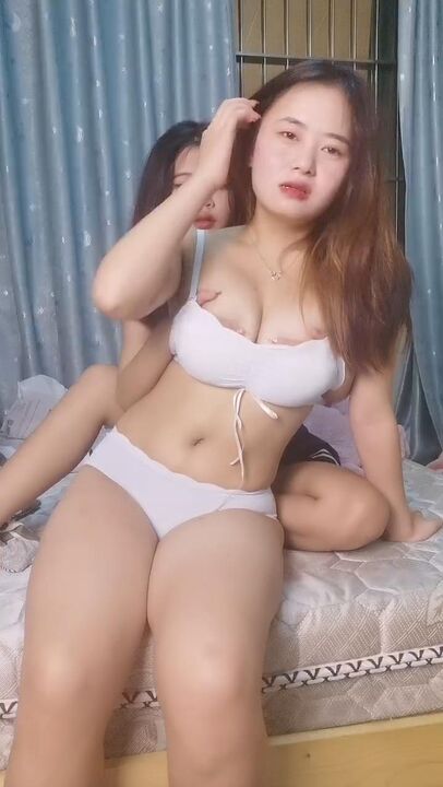 大姐姐小萝莉亲嘴吃奶又玩逼让小哥哥抽插骚穴