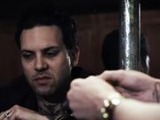 精彩夜总会里野性人妖威胁女孩性服务黑帮老大脱掉衣服深喉操穴和人妖一起疯狂操