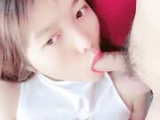 妹妹让小哥哥舔逼水好多鸡巴送她嘴里让她舔