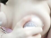 风骚的女闺蜜吸奶器里装跳蛋刺激奶头道具抽插