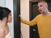 女郎浴室洗澡被看到光滑肌肤忍不住掰开大腿吃逼逼回到床上疯狂啪啪