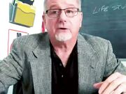 妩媚牛仔短裤女孩应聘不断扭动屁股勾引老头直接拿出鸡巴深喉办公桌上啪啪