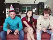 可爱小巧玲珑女孩和高大男友性欲来了拿出鸡巴深喉抱起来倒立互吃视觉冲击