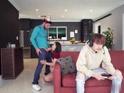 可爱小巧玲珑女孩和高大男友性欲来了拿出鸡巴深喉抱起来倒立互吃视觉冲击