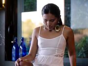 白色连衣裙可爱女孩在厨房忍不住爱爱喜欢玩后门爆菊干的真猛