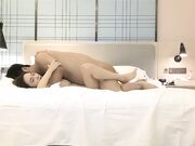 小宝寻花深夜场清纯白衣大奶嫩妹穿着衣服口交