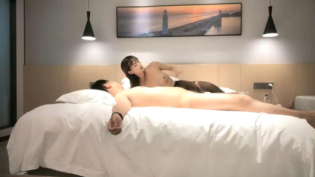 小宝寻花大神探花高素质外围妹蹲着口交舔屌抬腿