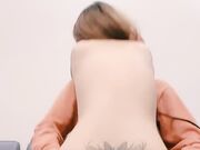 网红脸大奶小骚货被炮友狂操 吊带黑丝抬起腿站立侧入 操的奶子直晃动