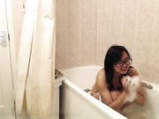 美国人气爆棚的华裔小钮浴室里自慰第一部