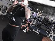 在健身房锻炼后鸡巴爆草人妻肛门玩弄