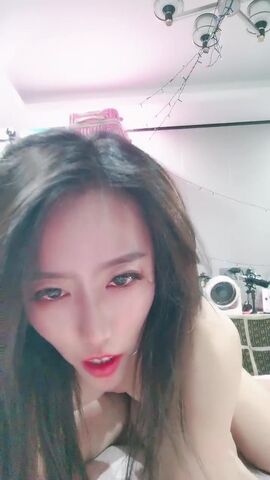 大鸡巴撑爆她的小嘴 边舔边流水 淫声荡语不断给大哥乳交大鸡巴2