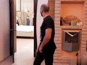 红发美女在她湿漉漉的阴户里得到硬鸡巴