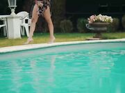 性感荡妇在别墅户外被黑鸡巴塞满