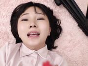 一个甜蜜的虐待狂女孩 一边嘲笑一边嘲笑男人并责怪他们1