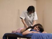 用暴露屁股的羞辱姿势进行手指操3