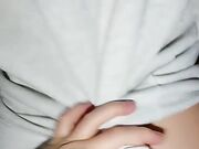 隔壁的小娘子真骚 淫水多多发情期 衣服都没脱光就草上了