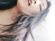 黑丝露脸床上的极品尤物被大鸡巴顶到受不了 温柔的舔弄大鸡巴淫声荡语不断