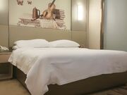 返场极品空姐 神似刘浩存 长腿翘臀肤白如玉 清纯脸庞裸体相见 小马哥发挥超常