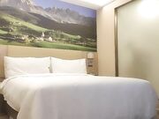 高质量外围女神 身材娇小很匀称的超级甜美可爱女生 有恋爱的感觉了