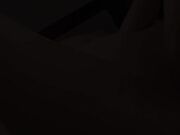 她脱掉男人的衣服 用舌头小心地舔舐他的乳头和阴茎1