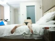 同时来两外围妹留下一个 黑裙大长腿穿上开档丝袜 润滑油揉搓逼