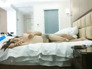 同时来两外围妹留下一个 黑裙大长腿穿上开档丝袜 润滑油揉搓逼